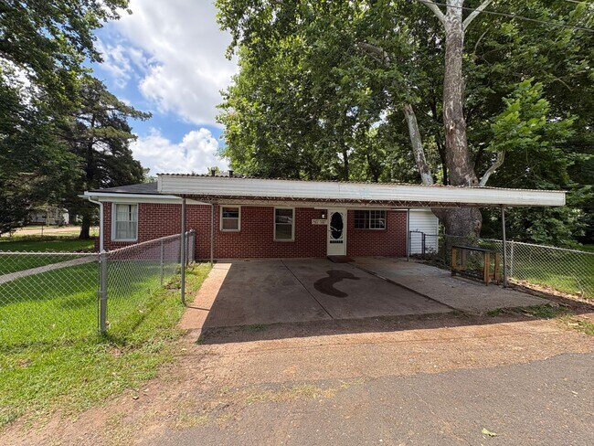 Foto del edificio - Beautiful 4 bedroom/1 bath with Central Air & Heat on Corner Lot