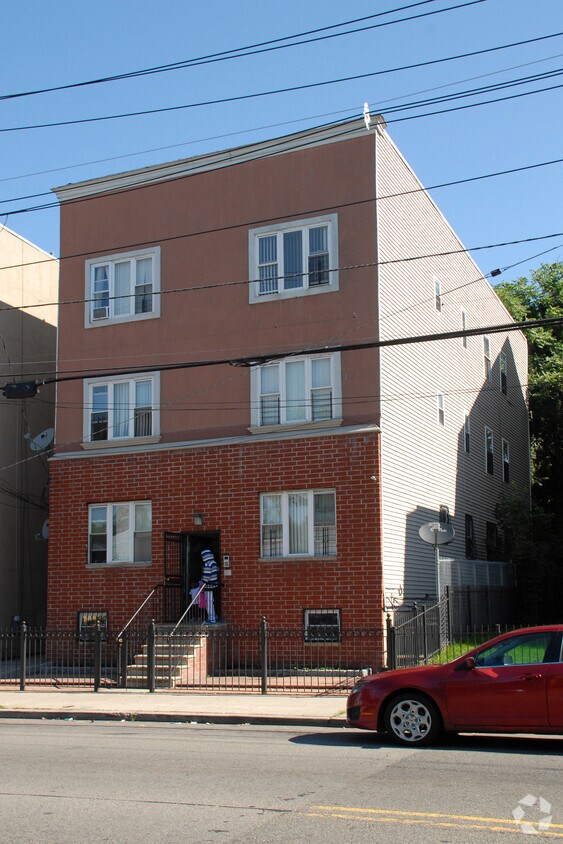 Building Photo - 642 18th Ave