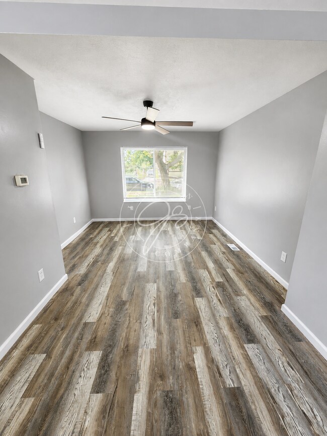 Foto del edificio - Fully updated like new inside! Central Air! Convenient location!