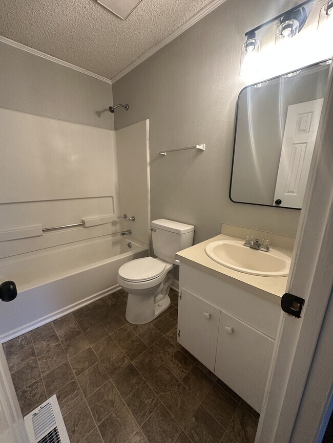 Foto del edificio - Great 3 bedroom 2 bath ranch home! AVAILABLE NOW!