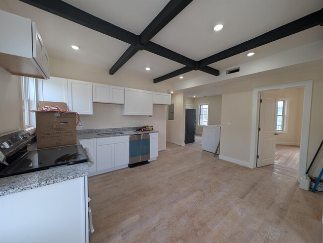 Building Photo - 5 Lowell Cir