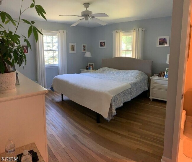 Foto del edificio - 11 Lewis Ln