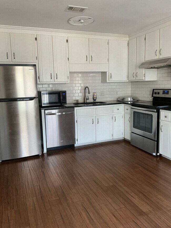 Foto del edificio - Available Now! 3 Bedroom/2 Bathroom with 1-Car Attached Garage!