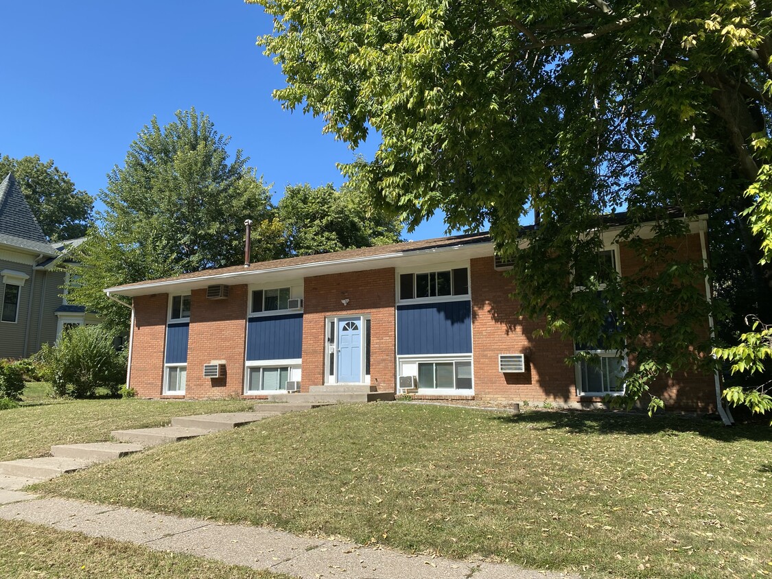 Primary Photo - 1336 E 11th St