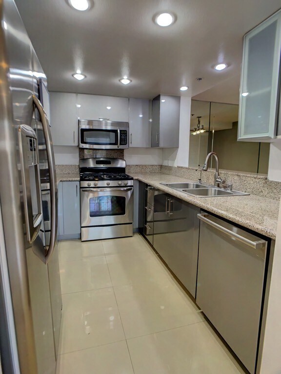 Foto del edificio - A Beautiful updated trilevel townhome in W Figueroa is now available for rent.