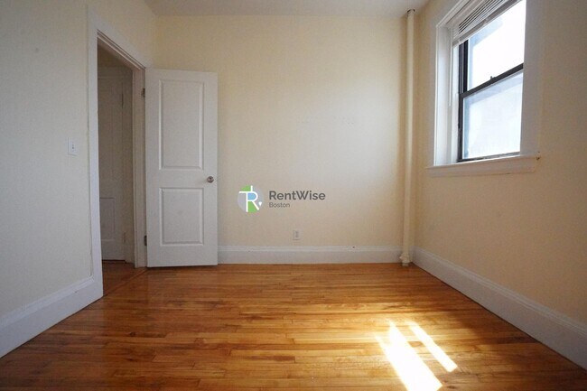 Foto del edificio - Harvard & Commonwealth 1 bedroom JUNE