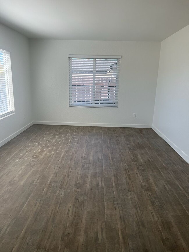 Building Photo - Newly renovated Beauty!