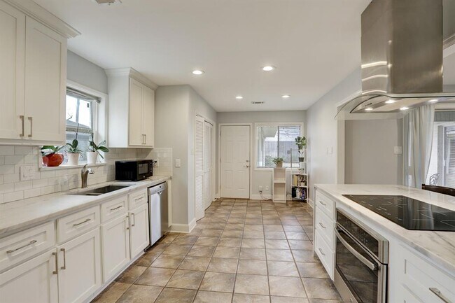 Foto del edificio - 3415 Freshmeadows Dr