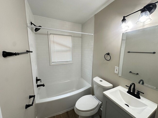 Foto del edificio - This beautifully updated 3-bedroom, 2-bath...