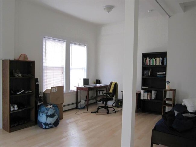 Building Photo - 11 Craigie St