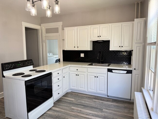 Foto del edificio - Modern 2 bedroom End-of-Row Townhome in Rothsville - w/ Garage & In Unit Laundry!