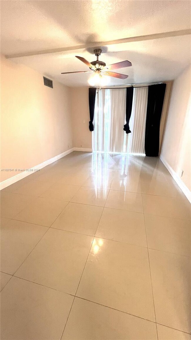 Building Photo - 1 bedroom in Hallandale FL 33009