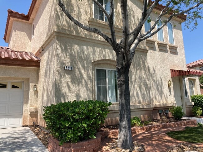 Building Photo - 4 bedroom 3 bath centrally located home