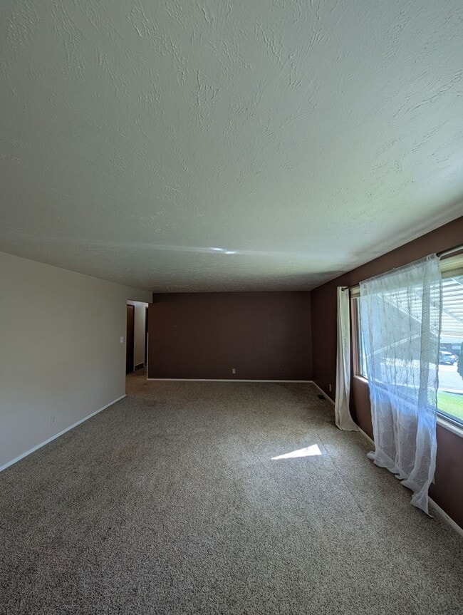 Building Photo - 675 University Dr