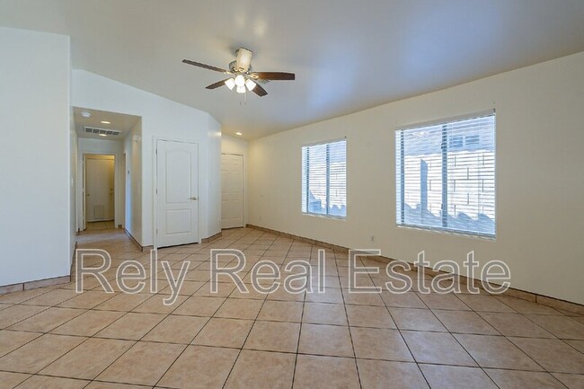 Building Photo - 2702 W Rose Ln