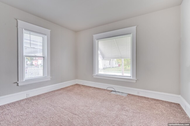 Building Photo - 328 Parkway Ave