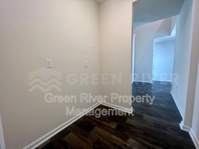 Foto del edificio - 6181 Bucking Bronco Dr