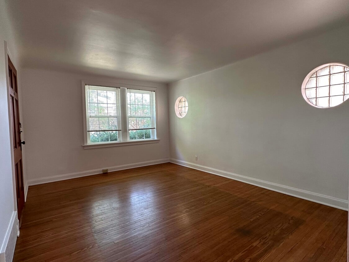 Foto principal - 6372 Sutherland Ave