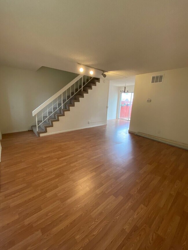 Building Photo - Townhome 2 Bed/1.5 Bath for Rent at Colony Park!