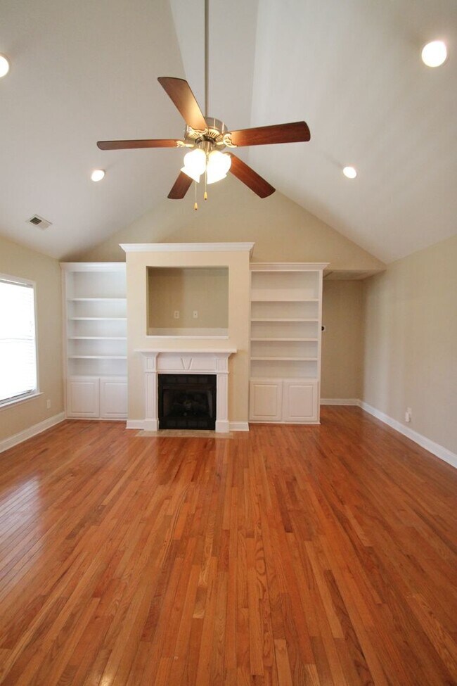 Building Photo - Exclusively Offered by Muse Realty Rentals...