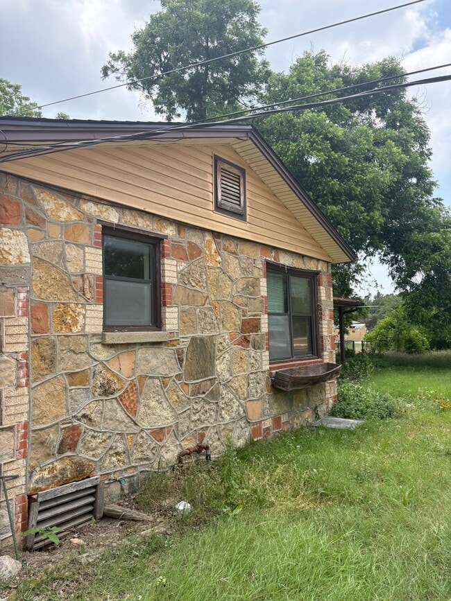 Building Photo - 1527 Gashouse Rd
