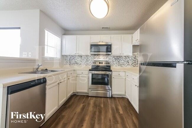 Building Photo - 2216 Turf Club Dr