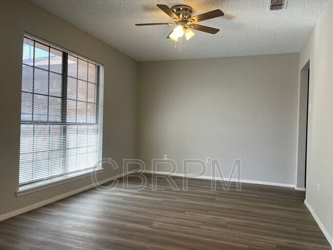 Foto del edificio - 5730 Duke St