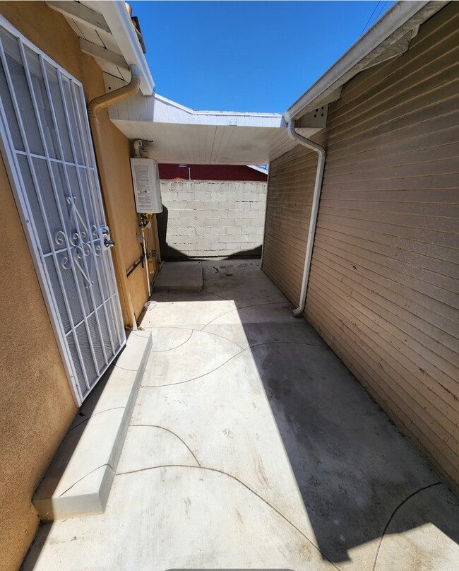 Building Photo - 1531 W 71st St