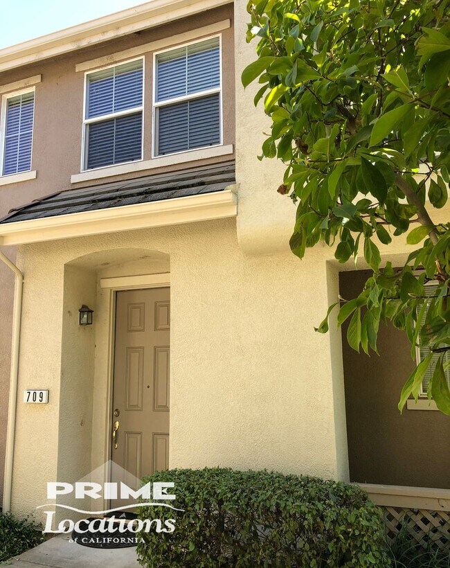 Building Photo - Superb Folsom location with easy access to...
