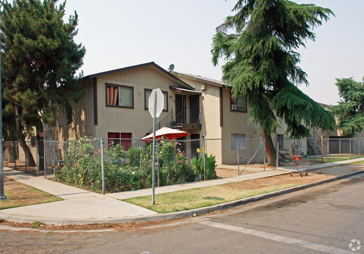 Primary Photo - 1440 E Yale Ave