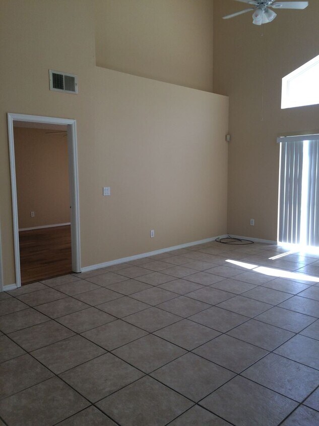 Building Photo - I am waiting for you to rent me!