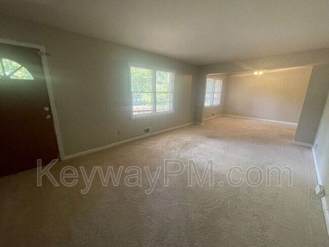 Building Photo - 1125 Crestview Drive