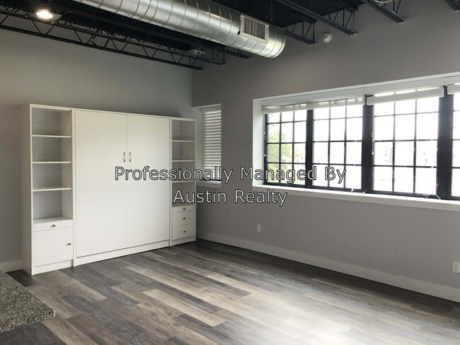 Building Photo - 4650 Hampton Ave
