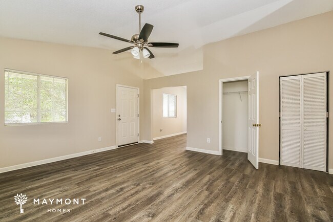 Building Photo - Charming 3 Bedroom
