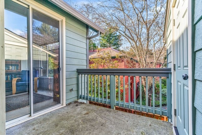 Building Photo - Quiet and Spacious 2 Bedroom Condo in Sunny Novato!