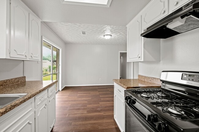 Building Photo - 122 W Havner Ln