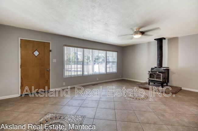 Building Photo - 3007 W Lathrop Rd