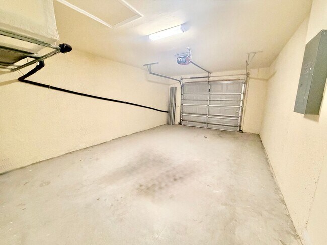 Foto del edificio - Like-New 3BR-2 Bath Duplex w/ Garage, Prime Cape Coral Location + Flexible Lease Options+Pet Frie...