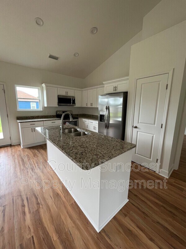 Building Photo - 400 Melrose Dr