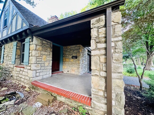 Building Photo - {8100} Picture Perfect Leawood Cottage + C...