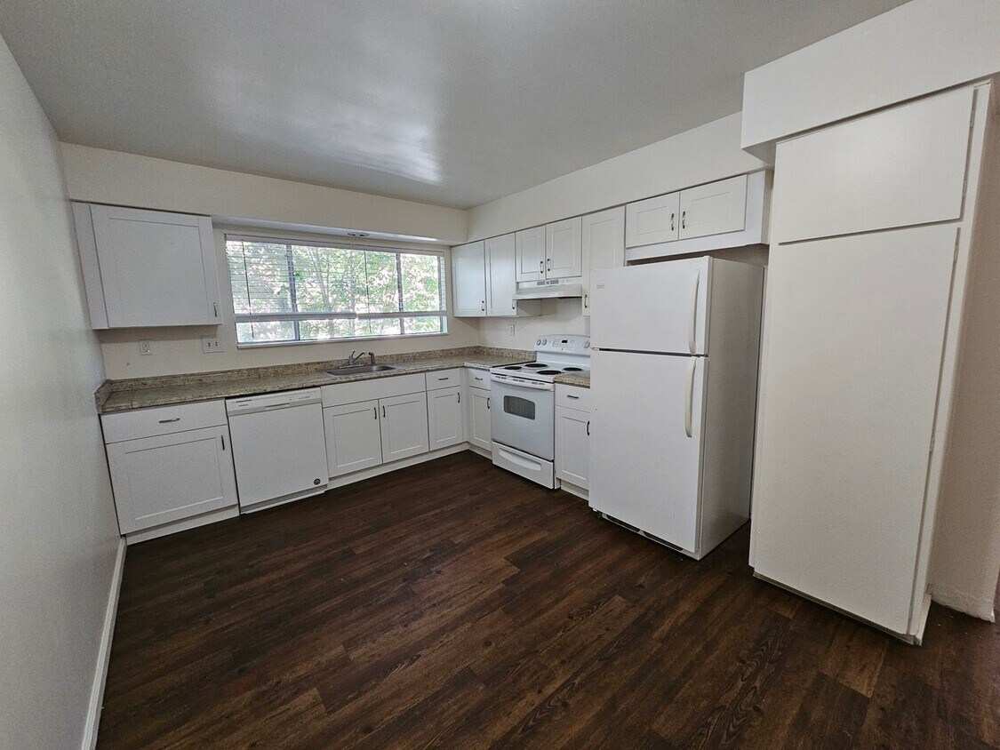 Primary Photo - Townhome in 4-plex - near UNR - Covered Pa...