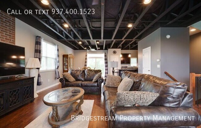 Building Photo - Luxury 3-bedroom 3.5 bath Townhouse near A...