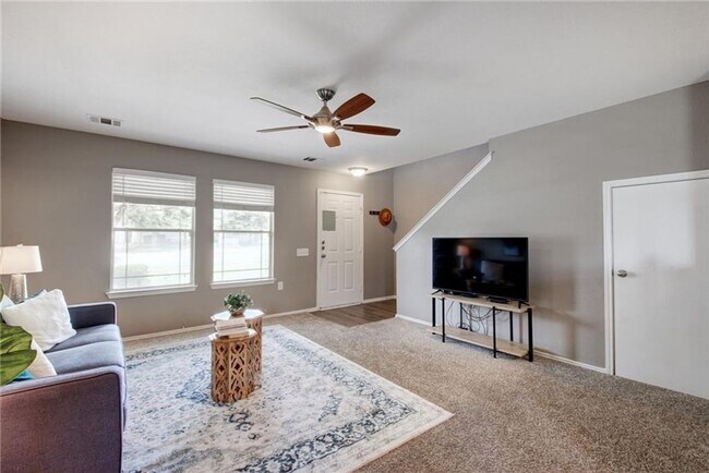 Building Photo - Spacious 3-Bedroom Home in Manor with Primary Suite Downstairs