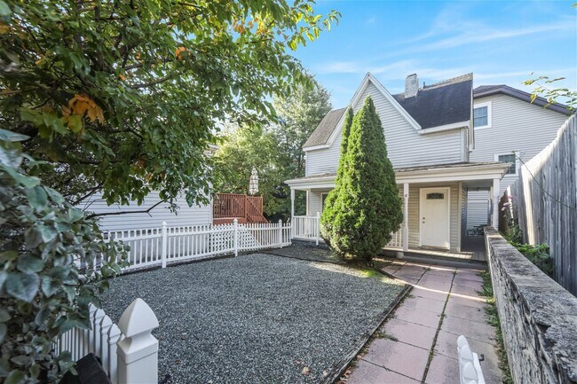 Building Photo - 18 Valley Place, Edgewater, NJ 07020 - 1 B...