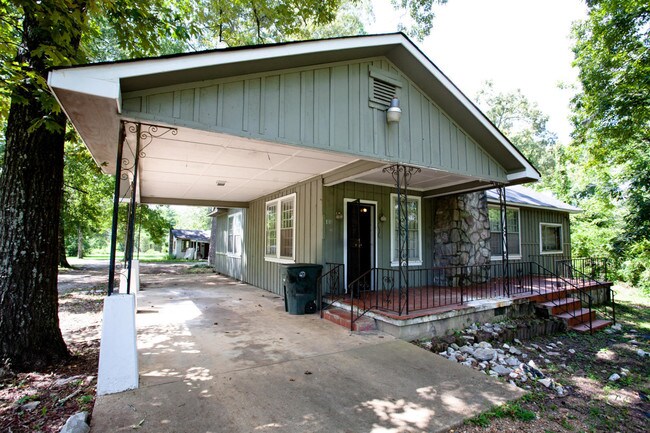 Building Photo - 1823 Jenkins Rd