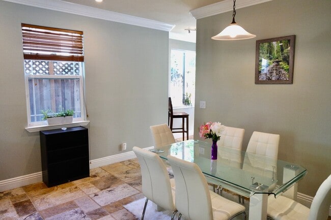 Building Photo - Modern House Near Downtown