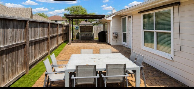 Foto del edificio - 6411 Spring Creek St