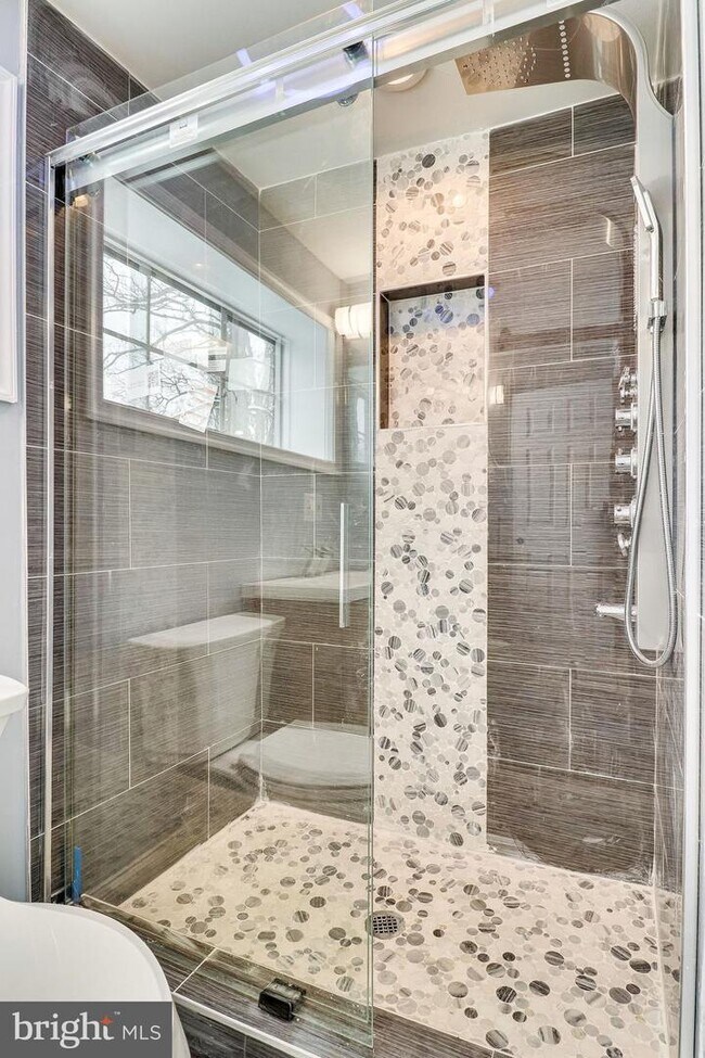 Foto del edificio - 7013 Bradley Cir