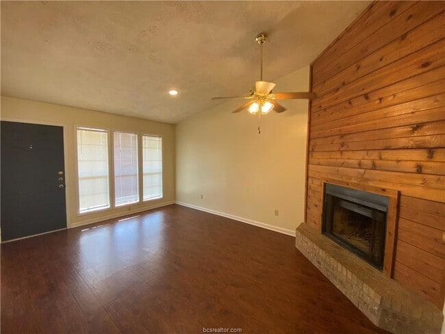 Building Photo - 1900 Woodsman Dr