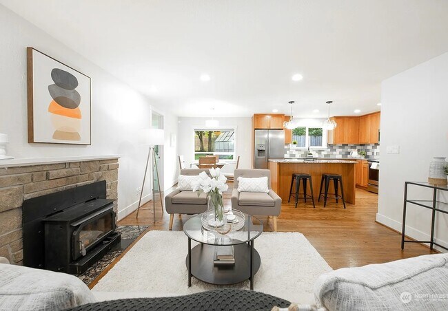 Foto del edificio - 12561 Roosevelt Way NE